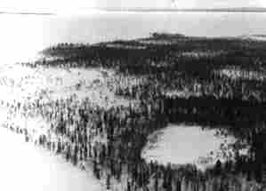 На этой фотографии, снятой с воздуха в марте 1977 г. О.И. Семеновым-Тян-Шванским, Воче-ламбинское кентище похоже на круглое озерко среди леса, слева перед ним Кислое озеро, за ним Железная губа. На снимке вдали: слева - Облачный остров.